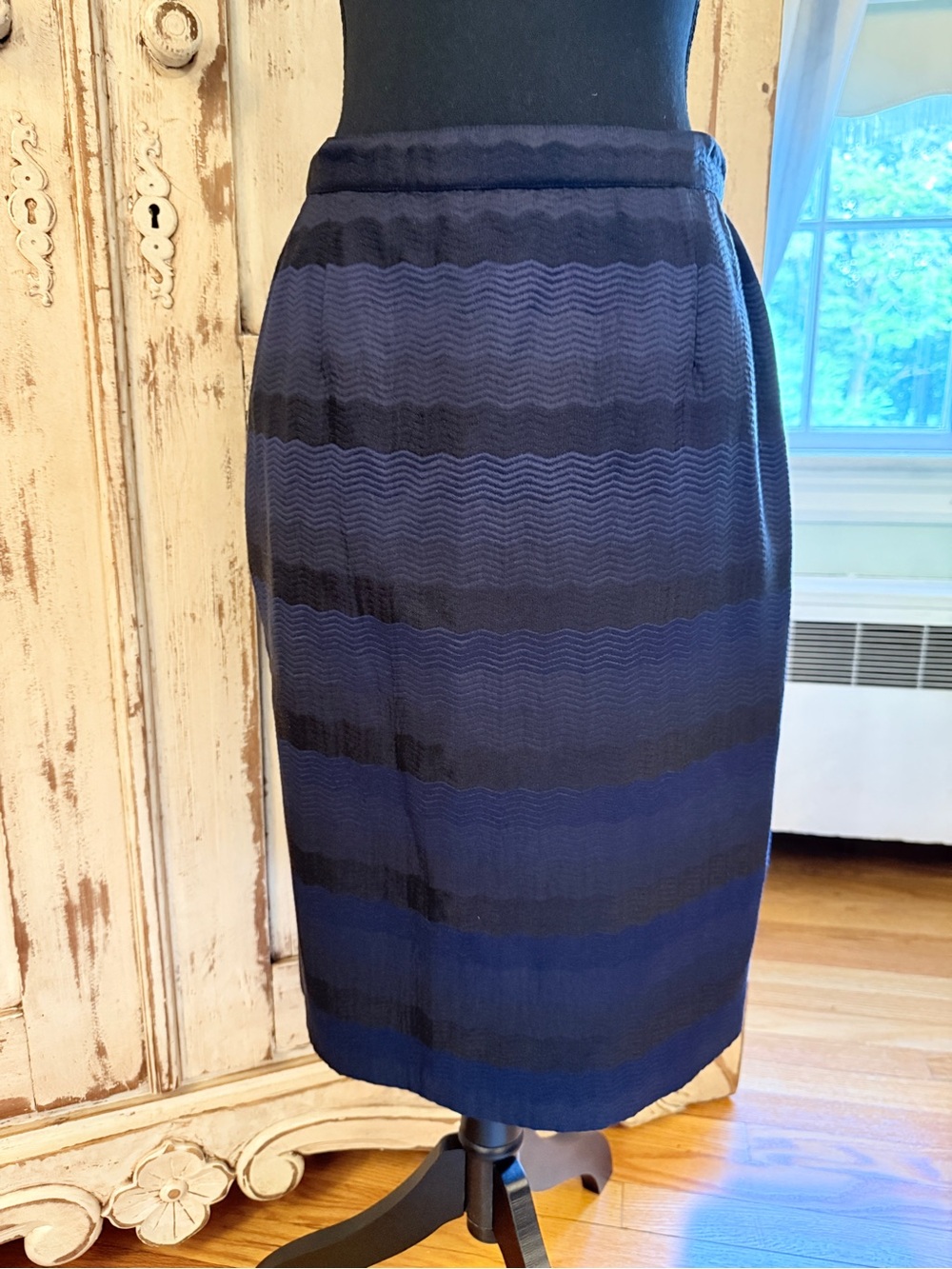 Salvatore Ferragamo Silk/wool Textured Midi Pencil Skirt. Midnight Blue. Size 44